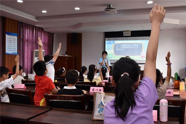 点击图片翻到下一页>> 地方团组织与高校实践团携手!防溺水宣讲声进街道、入社区……